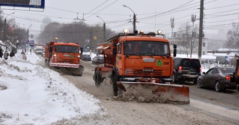 Дорожная техника в Кирове работает в круглосуточном режиме