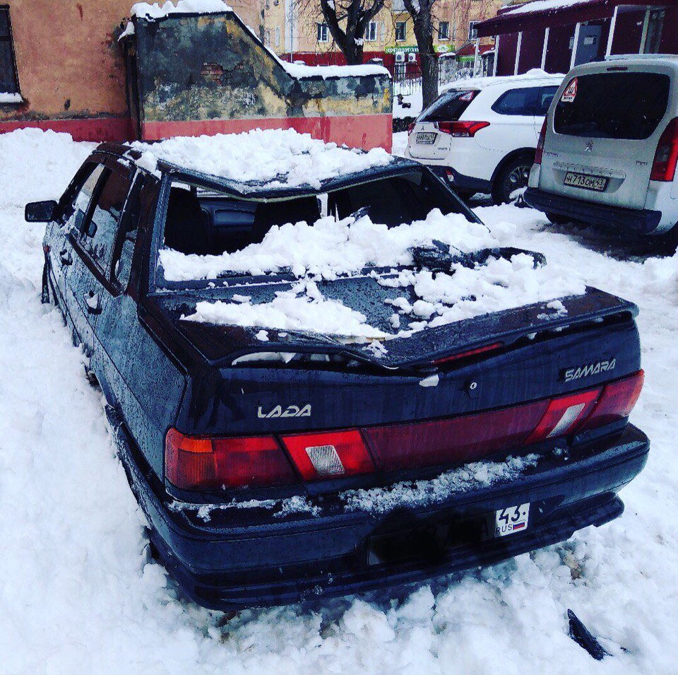 В Кирове рабочие скинули снег с крыши на машину