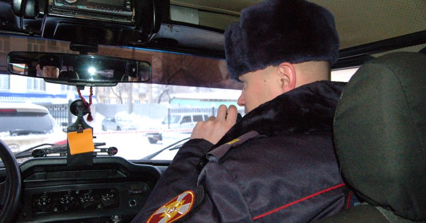 В Кирове сотрудники Росгвардии задержали молодого человека, который передвигался на автомобиле без номеров