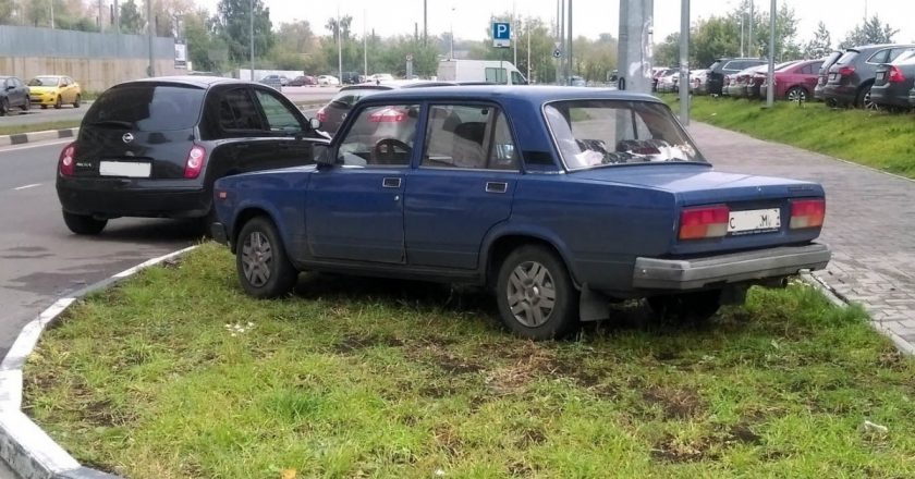 В Кирове предложили запретить парковку машин вне специально отведенных мест