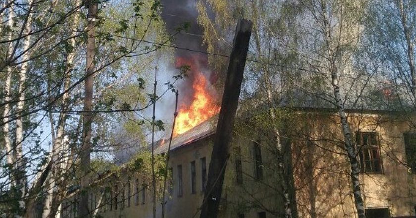 В Кирове загорелось здание на территории КВАТУ