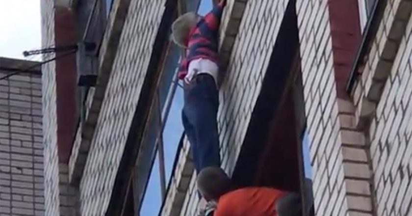 Мальчик полчаса провисел на балконе шестого этажа в Кирове