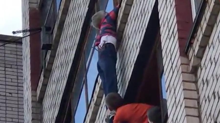 Мальчик полчаса провисел на балконе шестого этажа в Кирове