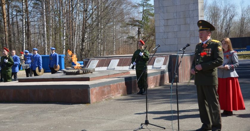 Вечный огонь на Старомакарьевском кладбище был зажжён к торжественному митингу