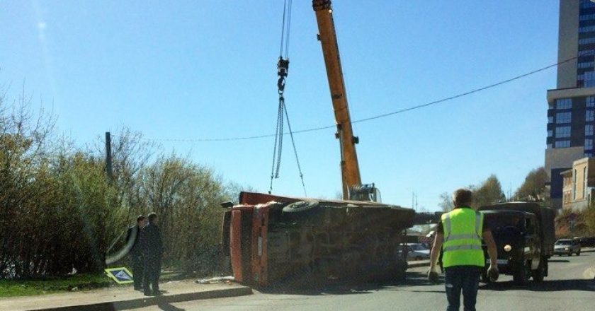 На улице Заводской опрокинулся КамАЗ