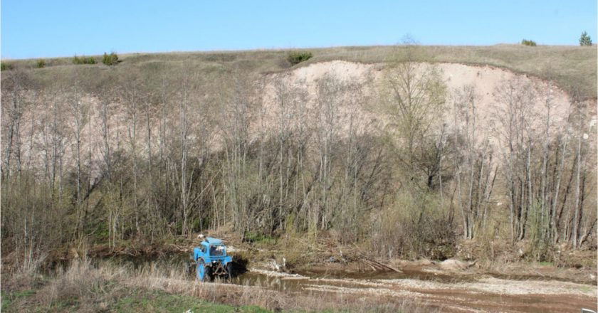 В Малмыжском районе трактор упал с горы в реку: водитель погиб‍