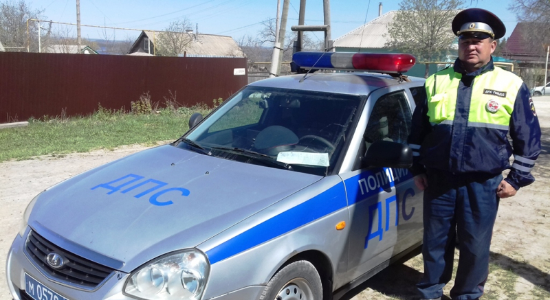 В Кировской области инспекторы ДПС вынесли из горящего дома трех человек