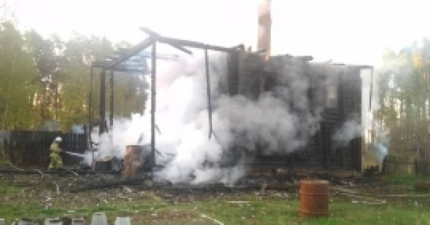 При пожаре в частном доме в Кировской области погибли четыре человека‍