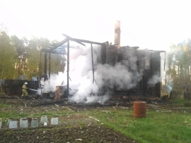 При пожаре в частном доме в Кировской области погибли четыре человека‍