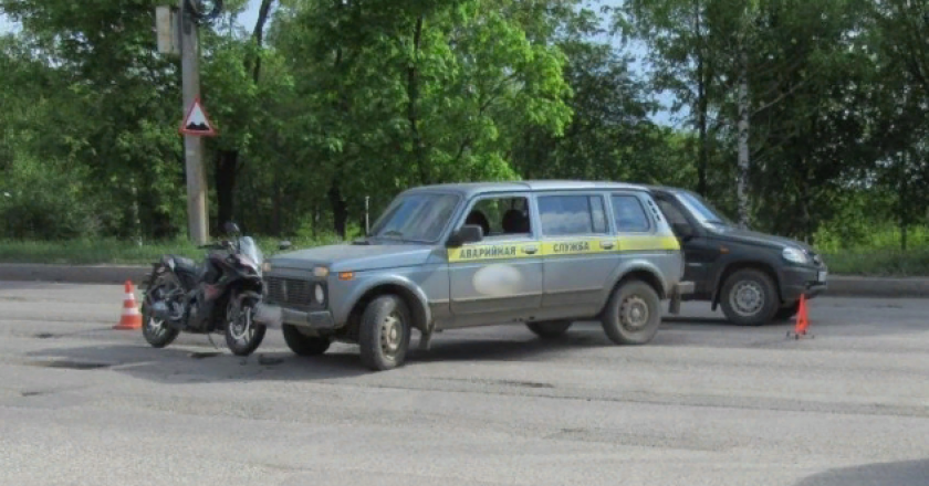 В Кирове мотоциклистка пострадала при столкновении с автомобилем аварийной службы