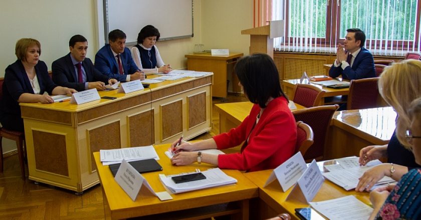 На зарплаты педагогам Кировской области направят 600 млн рублей