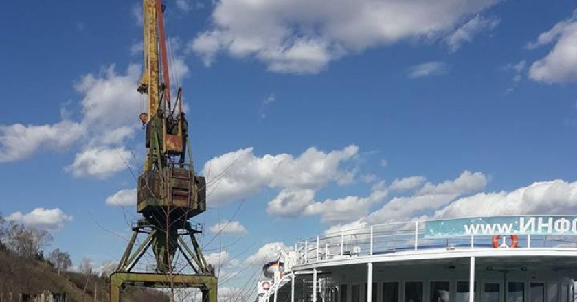 В Котельниче в речном порту упал 35-метровый подъемный кран