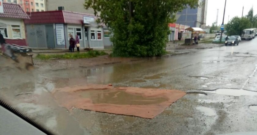 В Кирове водители застелили ямы на дороге широким ковром