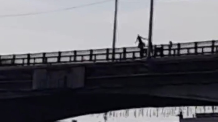 Со старого моста спрыгнули двое пьяных мужчин