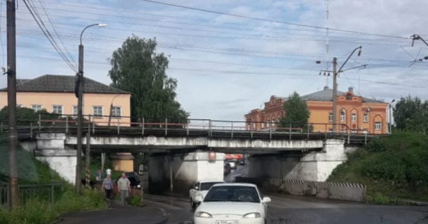 Кировские активисты ОНФ призвали власти Котельнича решить проблему застревающих под путепроводом грузовиков
