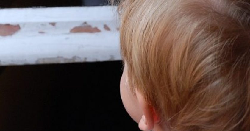 В Кирове из окна выпал 2-летний ребенок