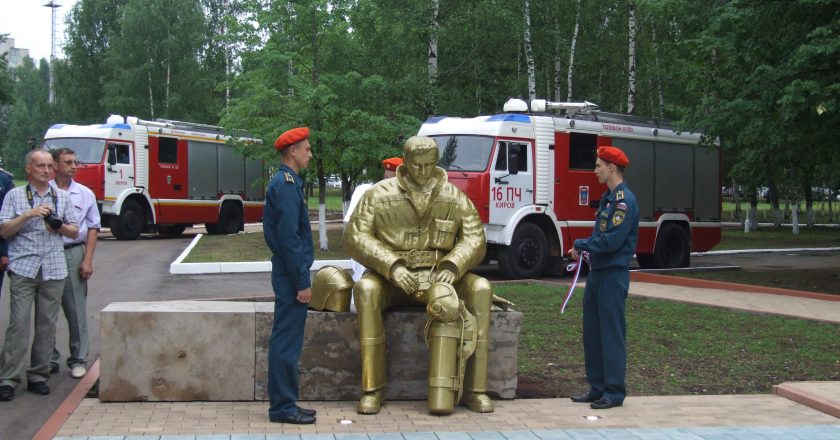 В Кирове открыт памятник погибшим пожарным