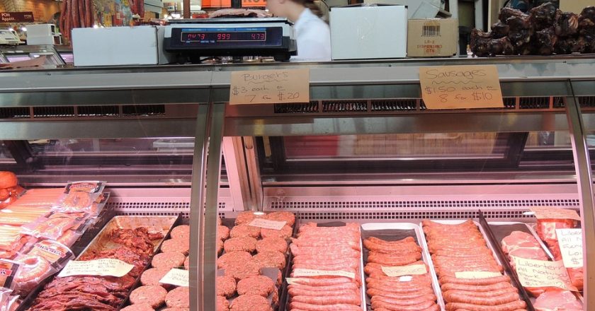 На кировских рынках запретили продажу мяса без упаковок