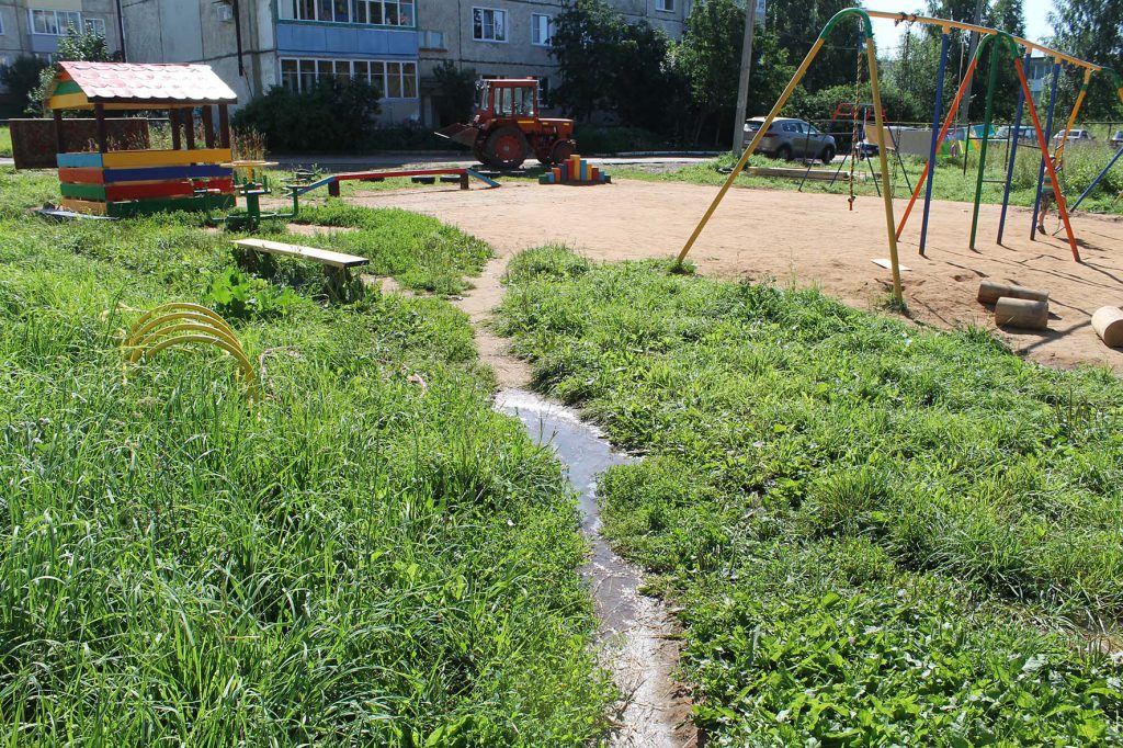 Детскую площадку в Шутовщине затопило канализационными стоками
