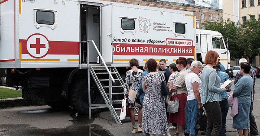 На Театральной площади в Кирове начали работать «поликлиники на колесах»