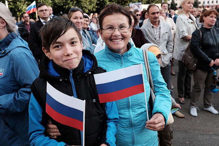 День Государственного флага на Театральной площади отметили около 3000 кировчан