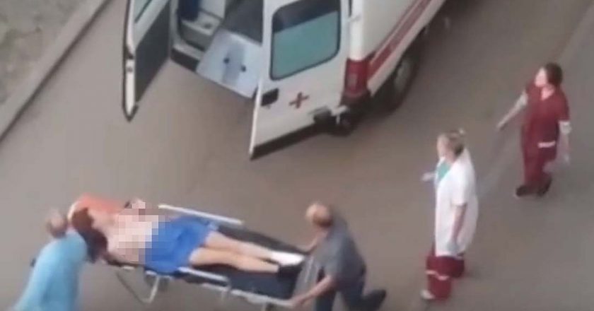 В Кирове женщина, отрезав себе палец на ноге, бегала во дворе голышом