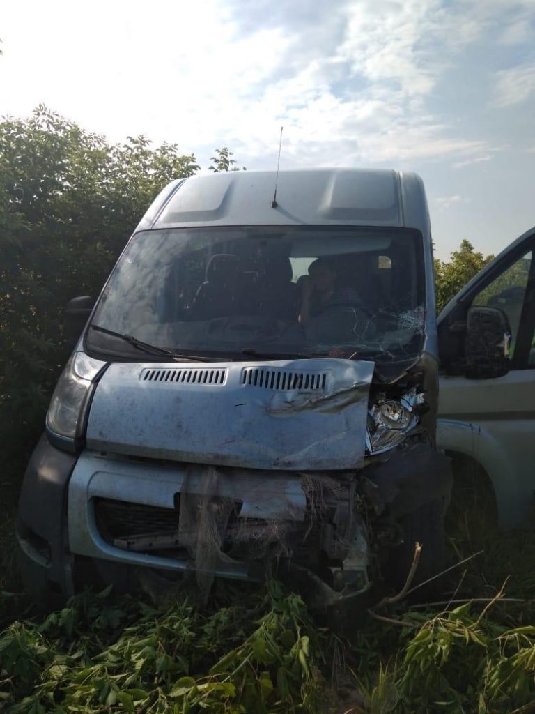 Четыре человека травмированы в результате столкновения «семёрки» и фургона в Кировской области