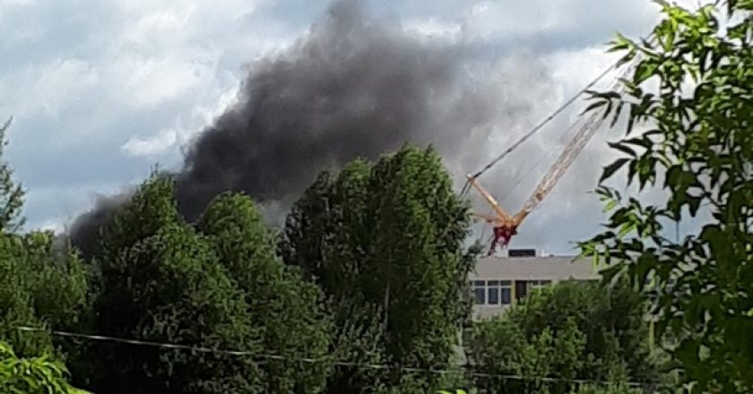 Строящуюся школу в Зуевке вновь заволокло черным дымом