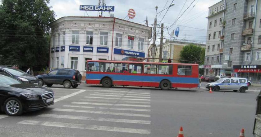 В Кирове на Ленина под троллейбус попала 19-летняя девушка