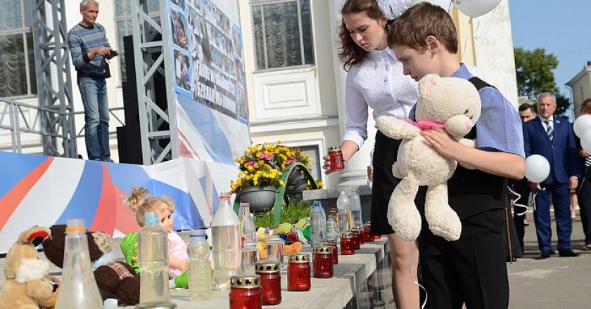 Около 700 кировчан почтили память жертв теракта в Беслане