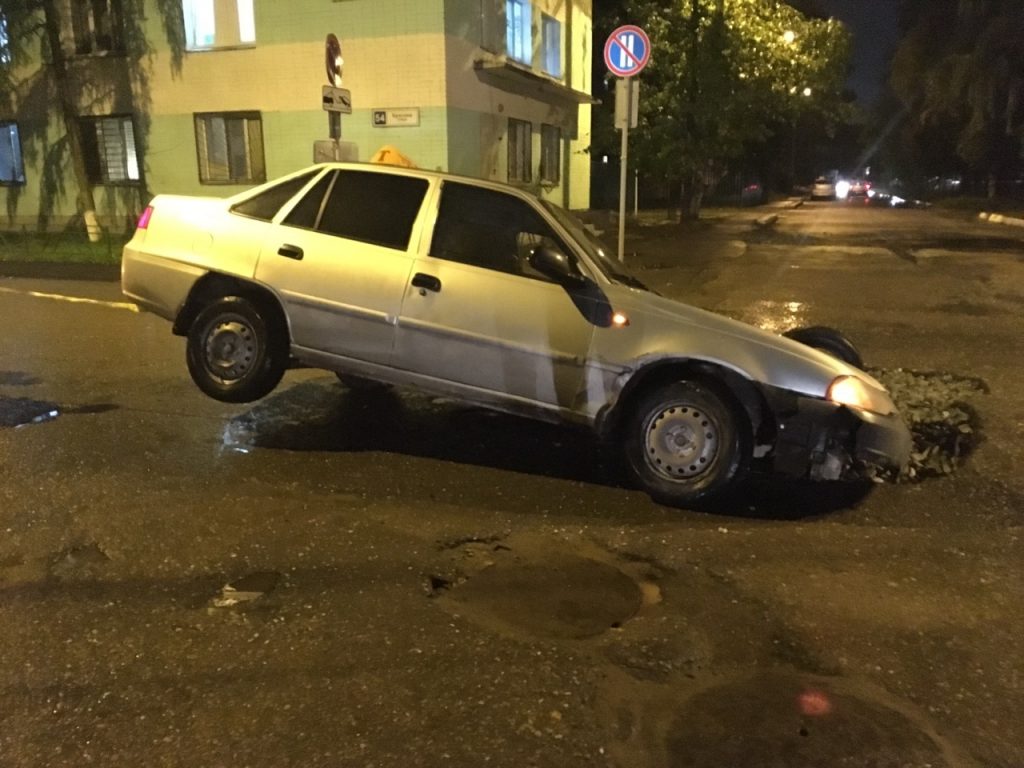 В Кирове таксист провалился в яму на дороге