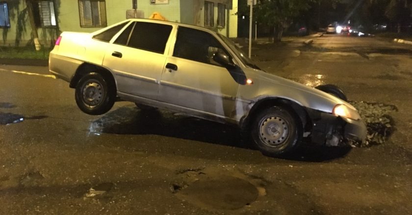 В Кирове таксист провалился в яму на дороге