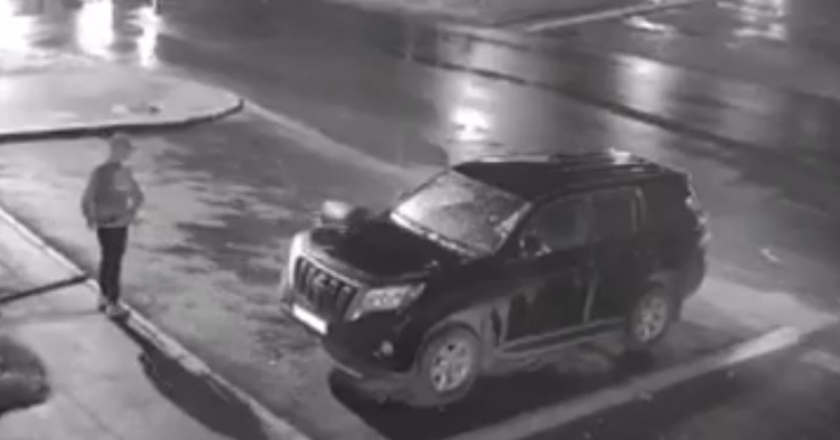 В Кирове прохожий несколько раз бросил урну в припаркованный внедорожник