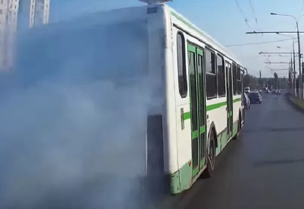 После проверок в Кирове отправили на ремонт 14 чадящих автобусов