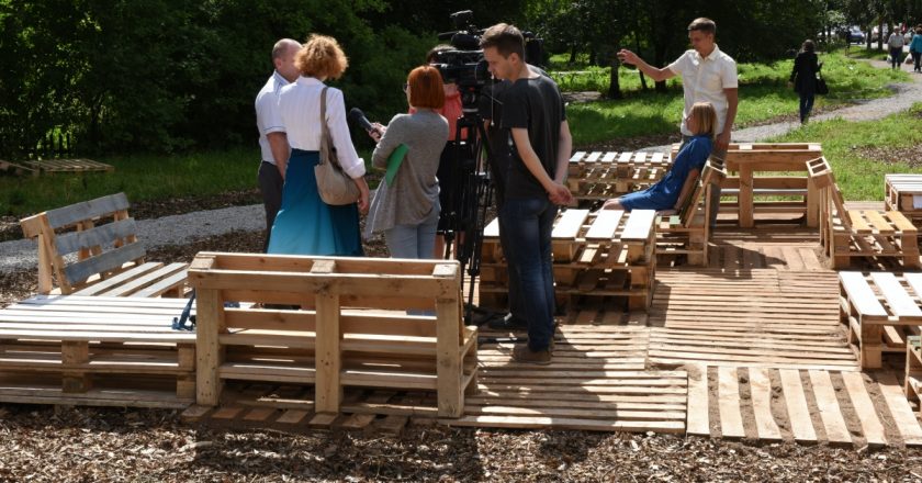 Илья Шульгин встал на сторону активистов, построивших детскую площадку из поддонов