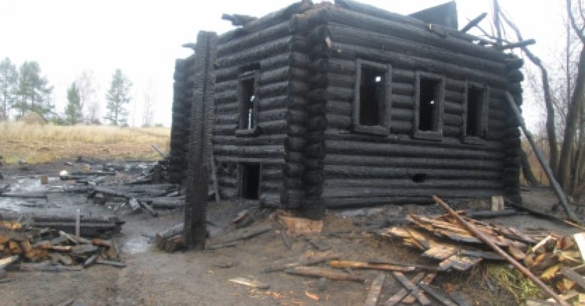 На месте сгоревшего дома в Кировской области нашли тела двух братьев