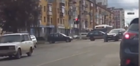 В Кирове на пешеходном переходе иномарка наехала на женщину [ВИДЕО]‍