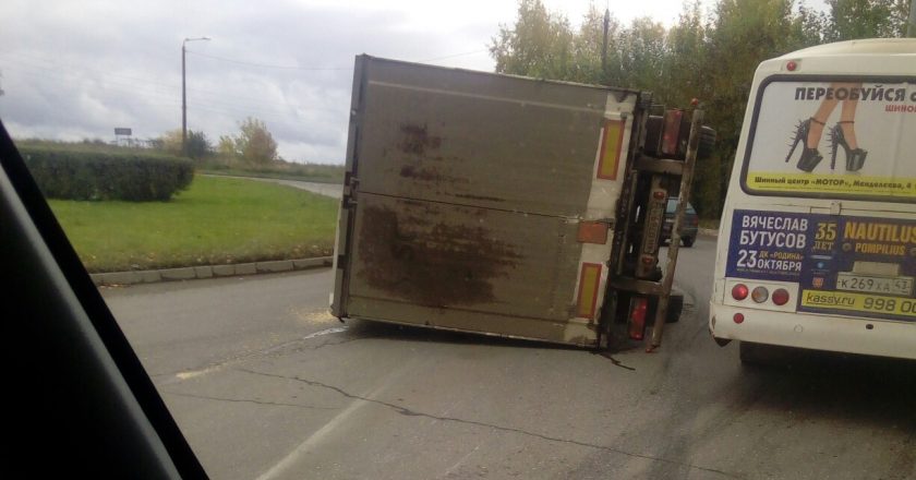 В Кирове на кольцевой развязке перевернулась фура