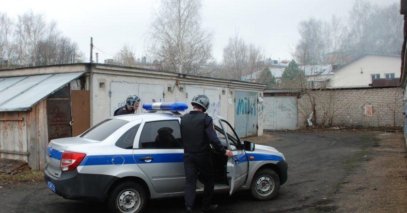 В Кирове сотрудники Росгвардии задержали мужчину, подозреваемого в попытке проникновения в чужой автомобиль