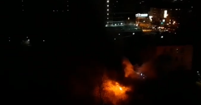 В Кирове сгорел заброшенный дом у «Алых парусов»‍