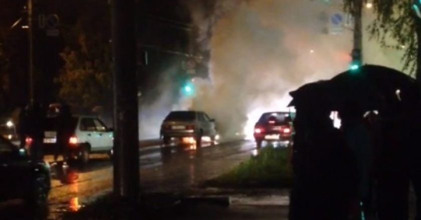 В Кирове автомобиль загорелся во время движения