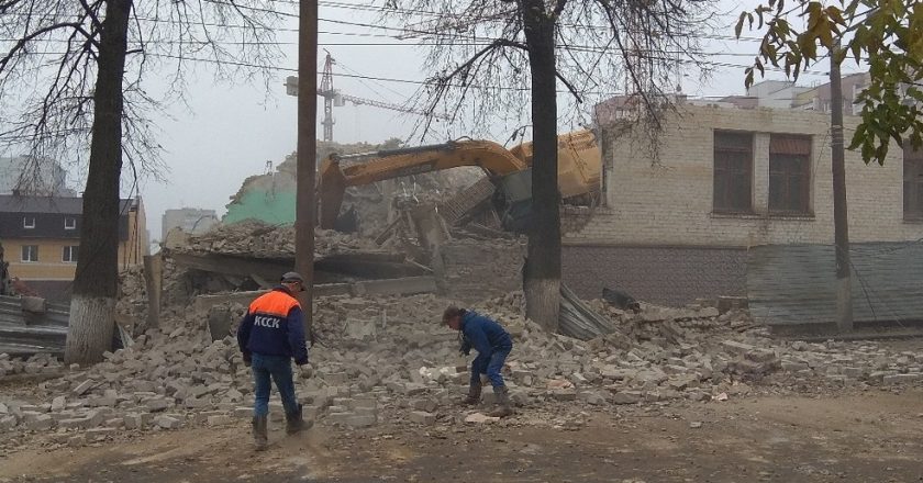 В Кирове при сносе здания часть стены рухнула на дорогу