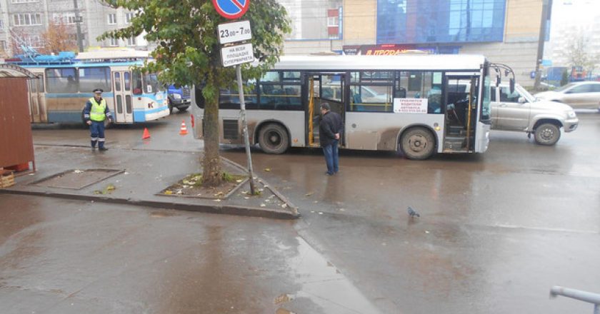 В Кирове водитель автобуса зажал в дверях десятилетнюю девочку