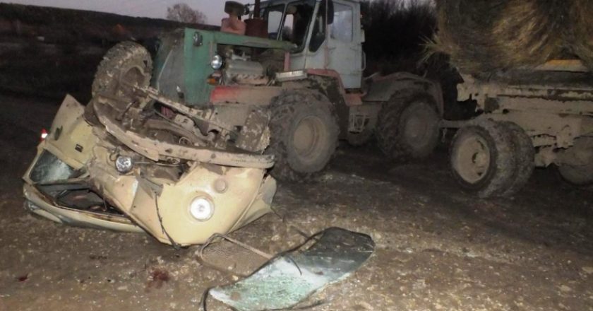 Мужчина на «Уазике» влетел в трактор: два человека погибли
