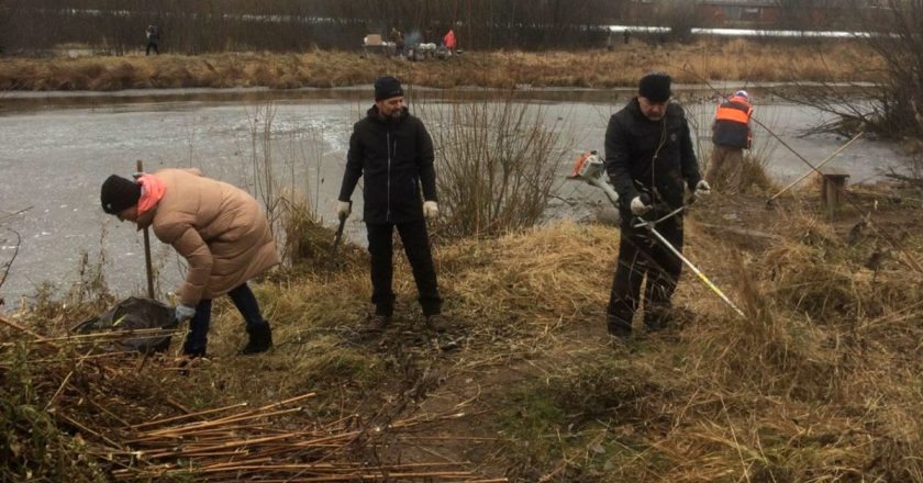 Почти сто активистов прибрали берег Люльченки