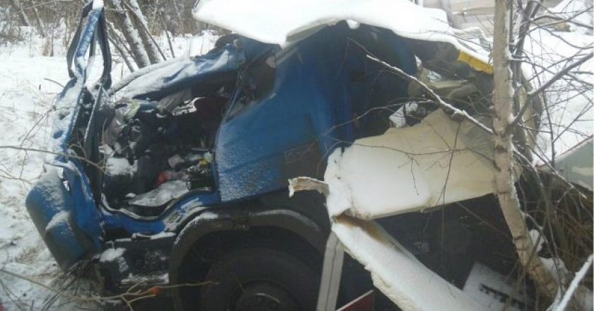 Водитель грузовика погиб на трассе в Белохолуницком районе