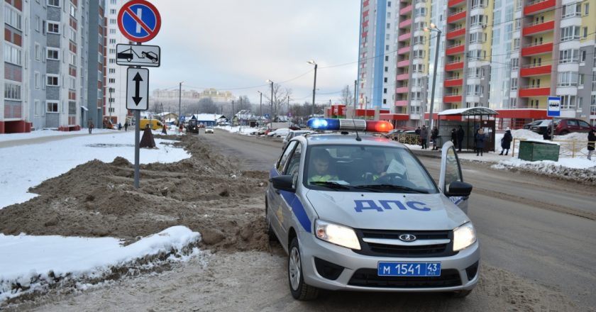 В Кирове эвакуируют машины, которые мешают уборке улиц