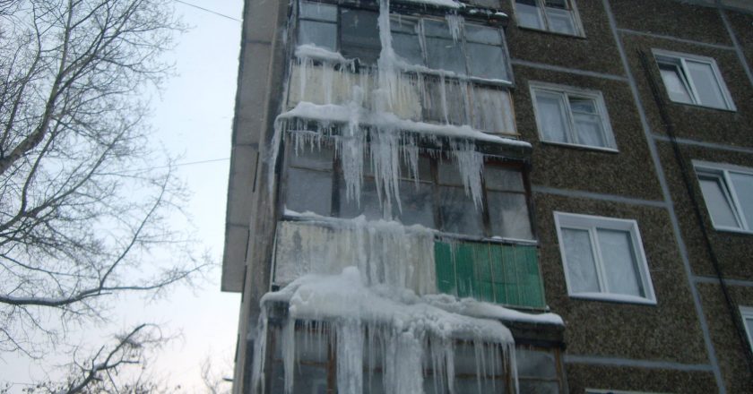 В Кирове на доме образовалась сосулька в 4 этажа