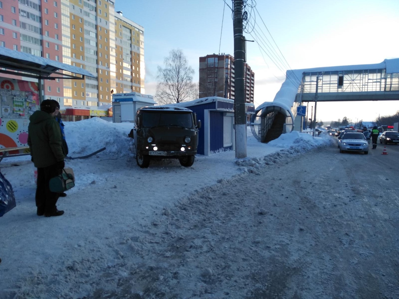 Водитель автомобиля киров. Остановка малые чижи Киров. ДТП УАЗ Буханка Салехард. Въехал в остановку показать.