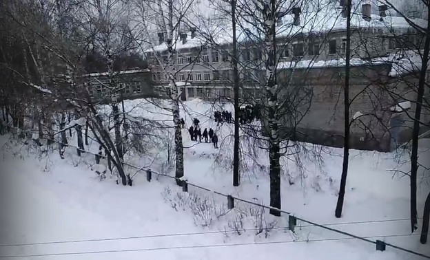 В Кирово-Чепецке эвакуировали школу из-за перцового баллончика